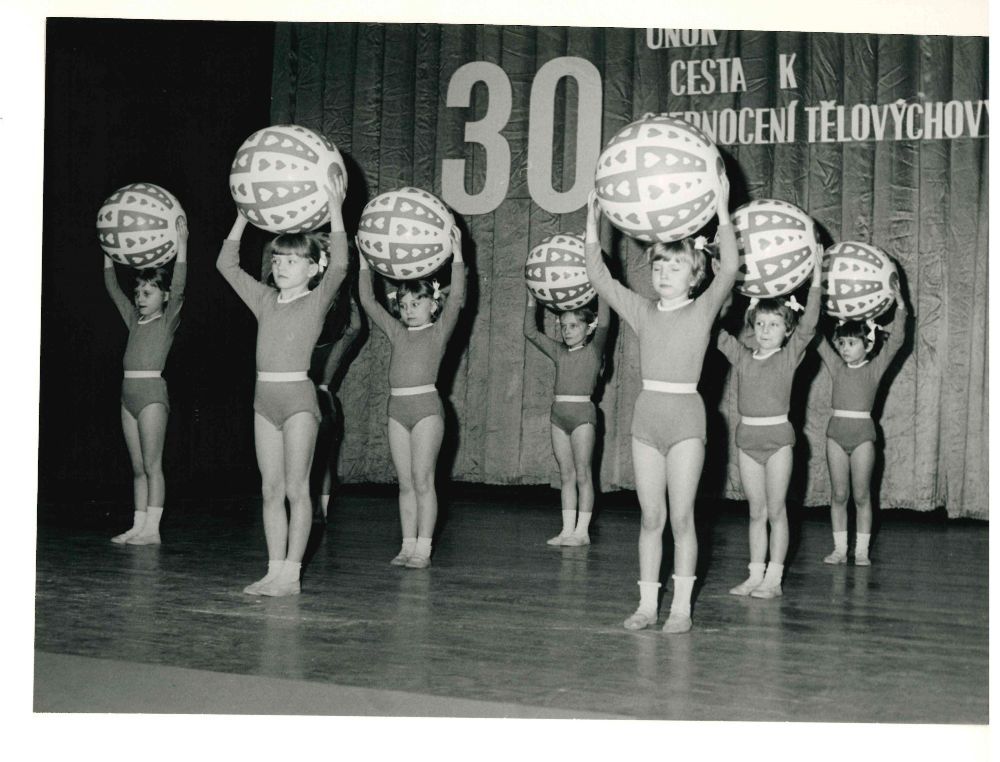 Večer dne 15. února 1978 proběhla v sále Lidového domu na Vsetíně slavnostní tělovýchovná akademie. Akci pořádal Okresní výbor Československého svazu tělesné výchovy – odbor okresního svazu základní a rekreační tělesné výchovy na počest 30. výročí Února 1948 a 30. výročí sjednocení tělovýchovy. Vystoupili nejen cvičenci tohoto odboru z celého okresu, ale také oddíly sportovní gymnastiky TJ Zbrojovka Vsetín, žáci Lidové školy umění, taneční odbor z Valašského Meziříčí a ženský pěvecký sbor ze Vsetína. Zaplněný sál v Lidovém domě zajisté aplaudoval také cvičení dívek s míči na snímku, jehož autor je neznámý. Státní okresní archiv Vsetín, fond Sbírka fotografií, č. 3046.