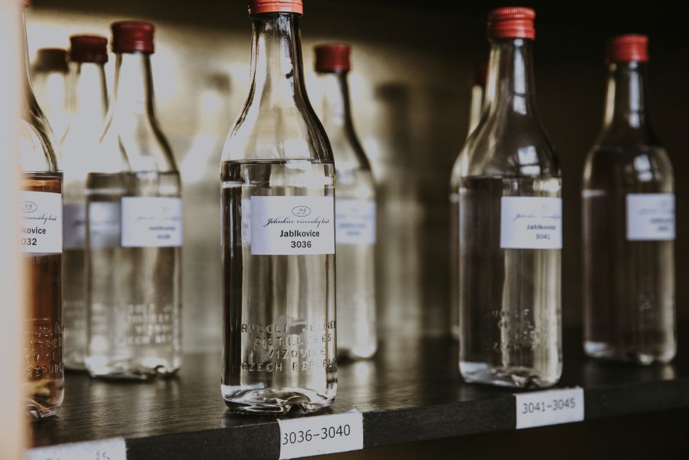 Součástí koštu je i řada doprovodných akcí, bohatý raut pro všechny hosty, speciální atrakcí je účast malířů, kteří hned na místě zhotoví portréty zájemců.