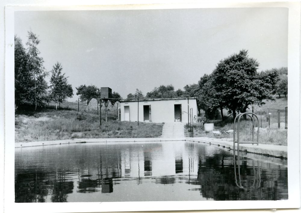 Bořenovické koupaliště na fotografii z roku 1973.