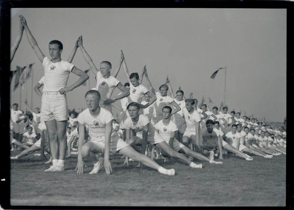 Ve Zlíně se pravidelně pořádaly sportovní dny Baťovy školy práce. Snímek Josefa Vaňhary z 30. srpna 1936 zachycuje prostná cvičení mladých mužů. Státní okresní archiv Zlín, fond Sbírka fotografií Zlín, obálka č. 4496, poř. č. 1.
