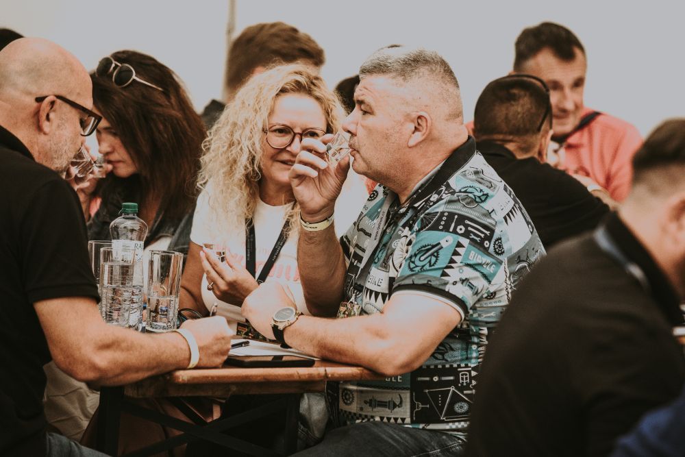 Do koštu se může zapojit každý, kdo poskytne neznačený vzorek a vyplní přihlášku. Hodnotitelé jsou členové Spolku přátel Jelínkovy slivovice, vybraní členové Unie destilatérů, odborné veřejnosti a příznivci destilátů.